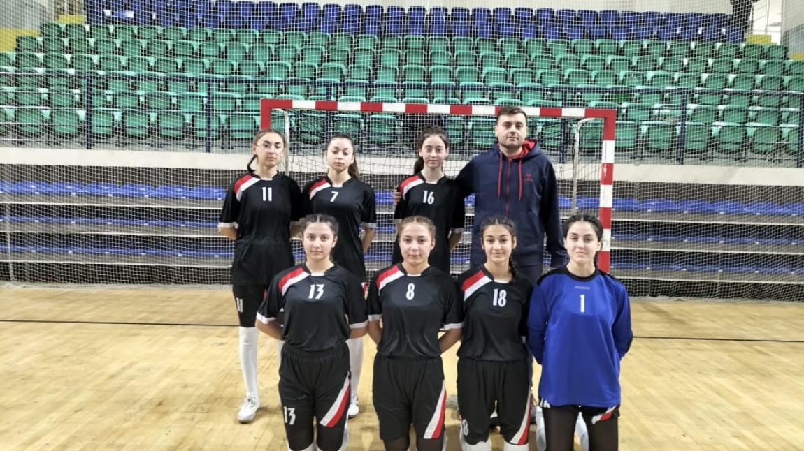 Futsal A Gençler müsabakalarında okulumuz kız Futsal A Genç takımımız gruptan çıkarak final gurubuna kalmıştır. Beden eğitimi öğretmenimiz Ahmet Serdar ARAN'ı ve öğrencilerimizi tebrik eder başarılarının devamını dileriz.
